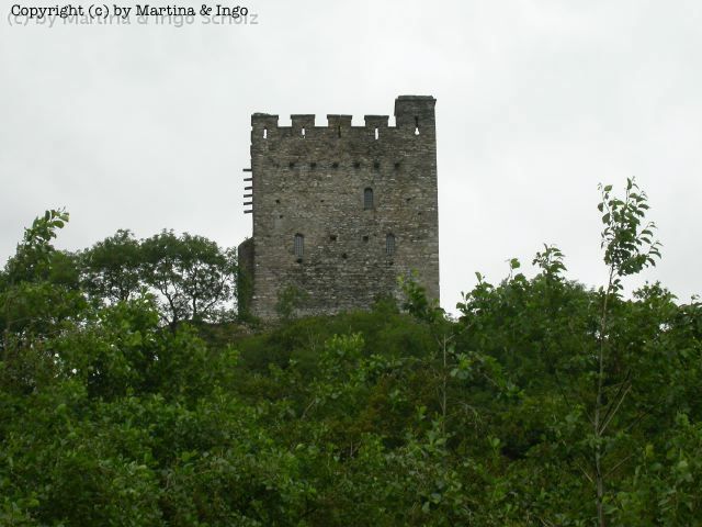 dscn0105.jpg - Ein weiteres Photo in der Reihe "Schl�sser, die wir nicht besichtigt haben": Dolwyddelan Castle.